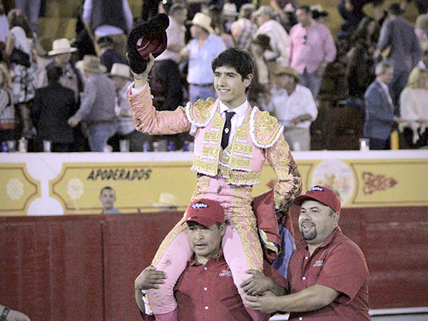 Dos orejas y salida en volandas