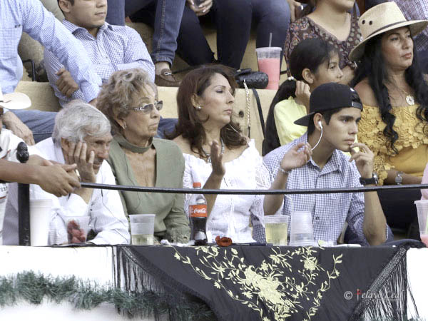 Escuchando el festejo en el m�vil