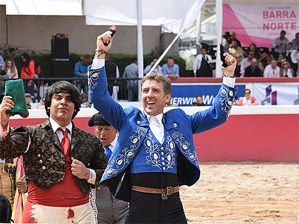 Tarde triunfal en Los Azulejos