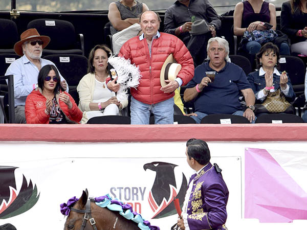 Brindis a M�nica y Ram�n Serrano