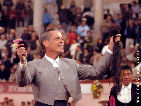 La afici�n rendida al torero