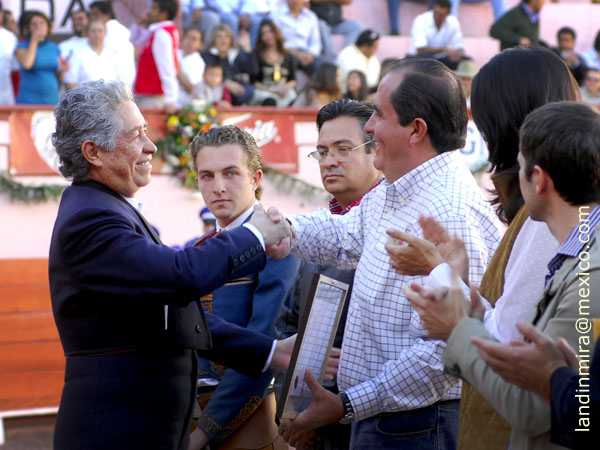 El homenajeado con el Alcalde