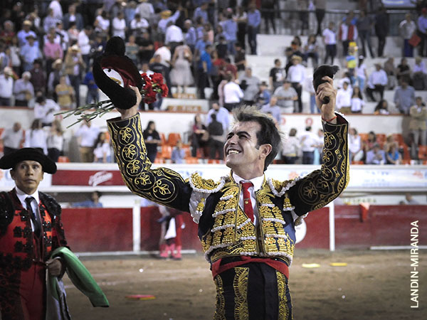 Sonriendo, con una saboreada oreja