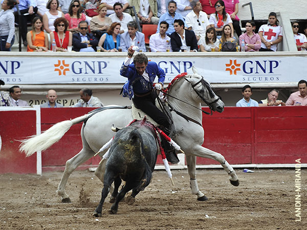 Una corta, al estribo
