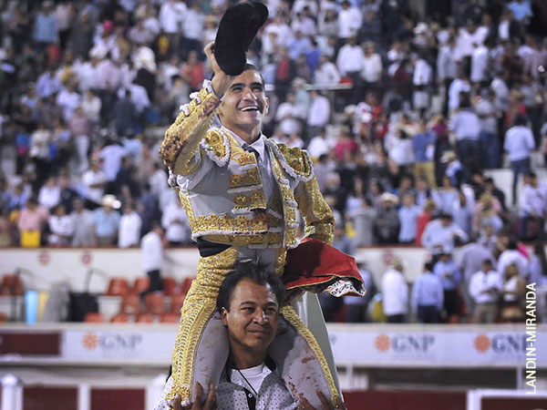 Adame abandon� el coso feliz