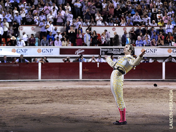 Entrega de p�blico y torero