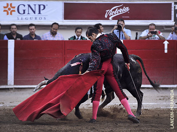 Le corearon con fuerza