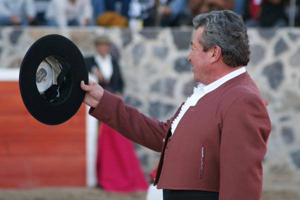 El maestro, saludando
