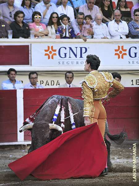 Se puso en el sitio y aguant�