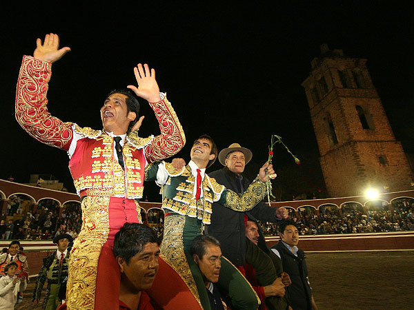 Los triunfadores a hombros