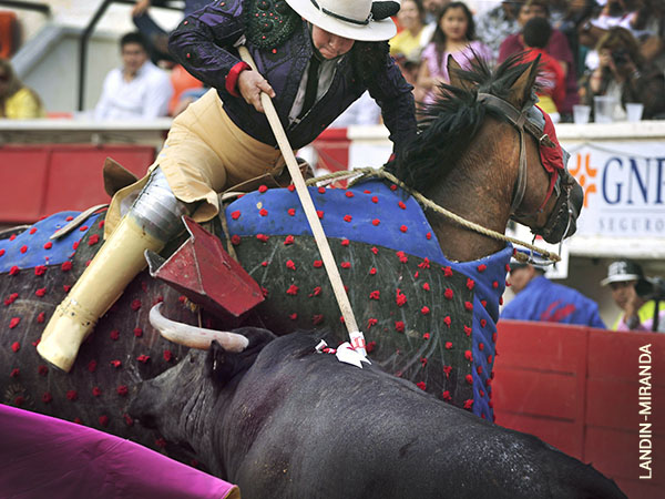 Se revolvi� con el de la puerta
