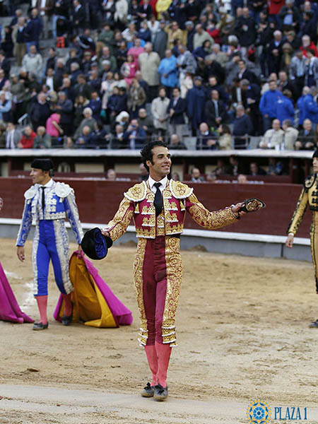 Satisfecho pasea el trofeo