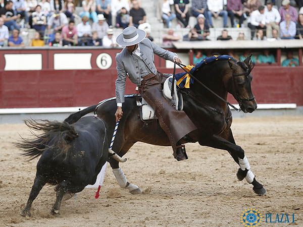 Encelando con la banderola