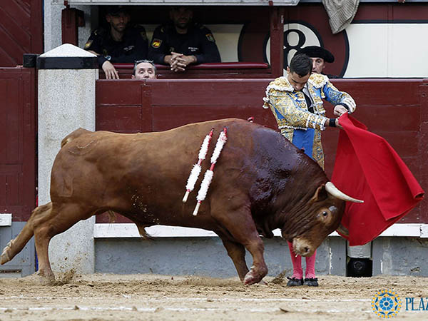 Por alto, a dos manos