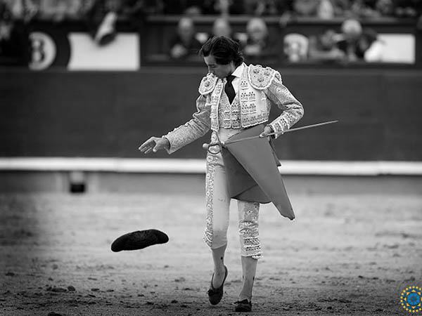 La montera en el aire