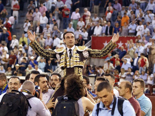 Ponce: Clamorosa salida en hombros