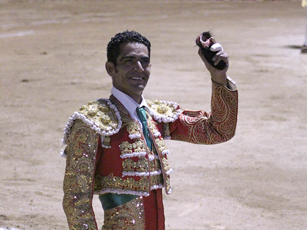 Garibay cort� la primera oreja