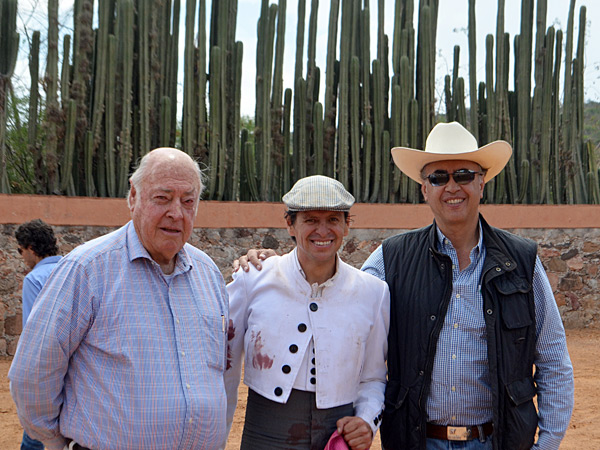 En medio de Fernando y Juan Pedro