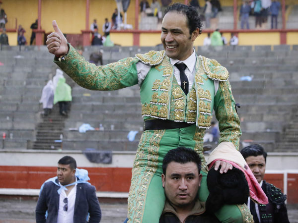 A hombros en su tierra