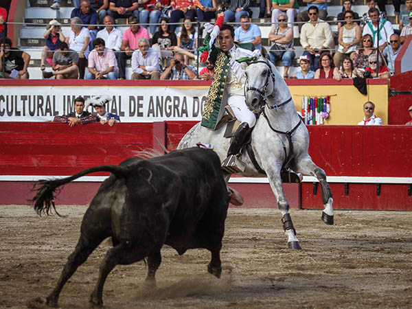 Bastinhas, frente al bravo 