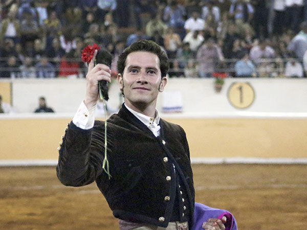 Arturo Sald�var: Oreja y clavel