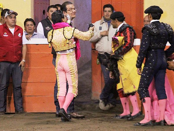 El alcalde lo felicit�