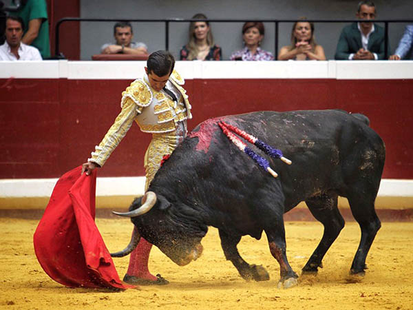 Toreando de costado