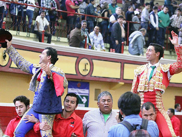 Los dos matadores en volandas