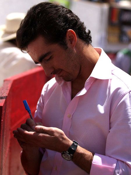 Fandi dando aut�grafos