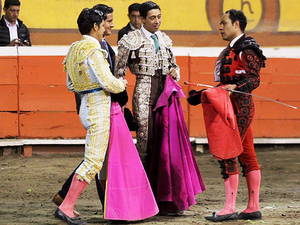 Brindis entre toreros