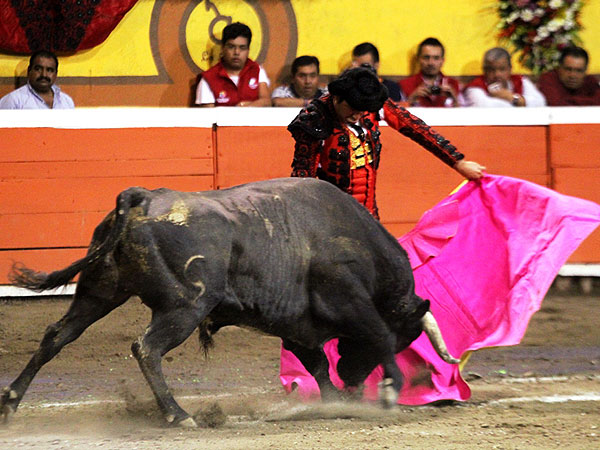 Jos� Luis Angelino lanceando