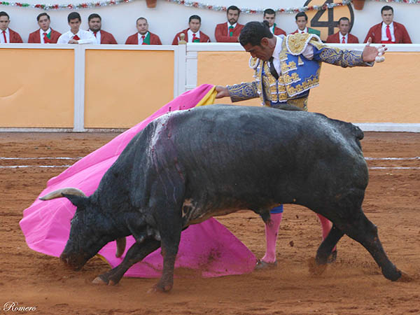 Abrochando a una mano