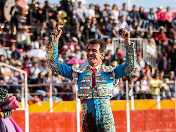 Mac�as, tres orejas y un rabo