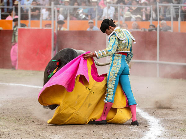 El saludo de Mac�as