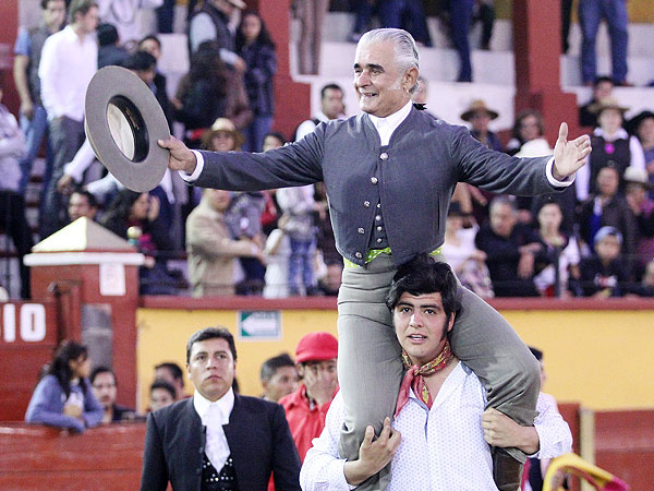 Arte gitano a hombros