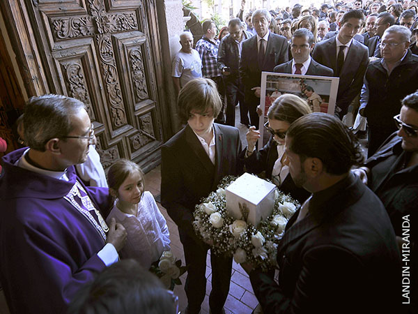 El vicario recibe los restos