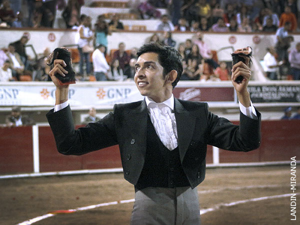 Dos orejas para Nicol�s Guti�rrez