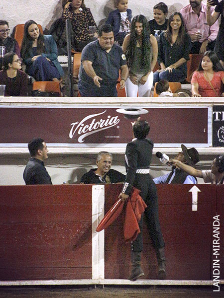 Brindis y anillo de compromiso