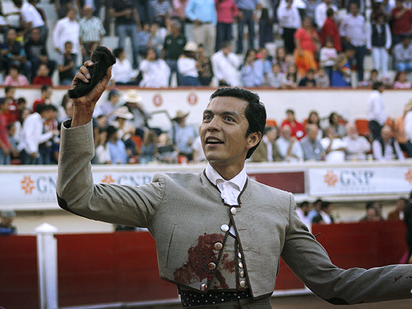 T�llez, paseando la oreja