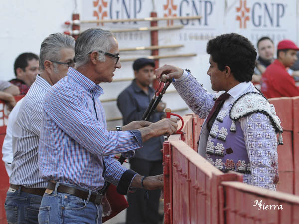 Luis Fernando, atento a su pupilo