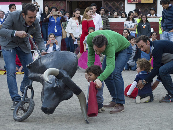 Los ni�os con las figuras