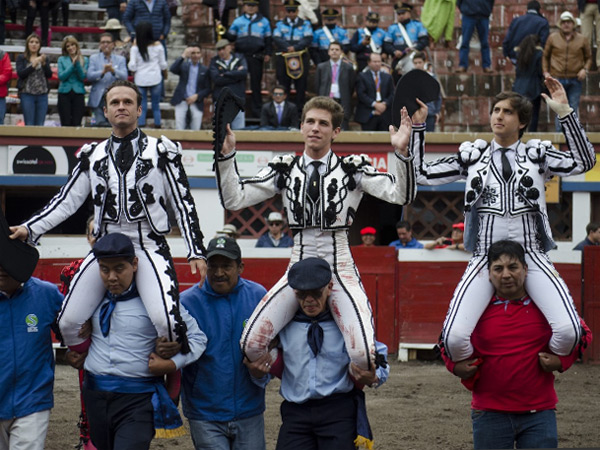 La tercia, a hombros