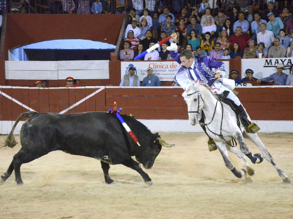 Jorge, alzando el brazo