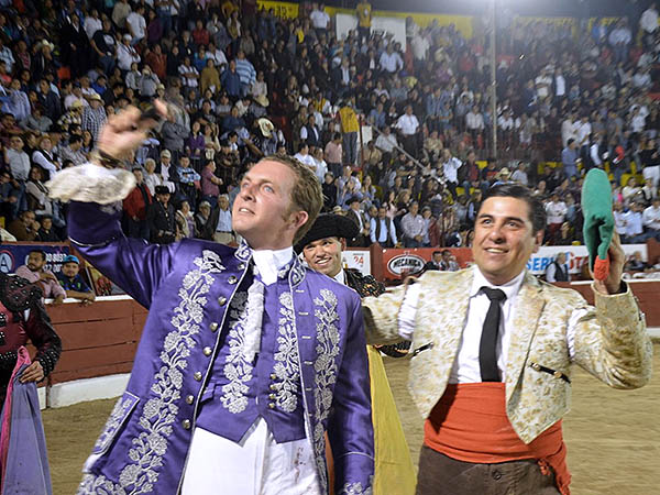 Jorge Hern�ndez, feliz con la oreja