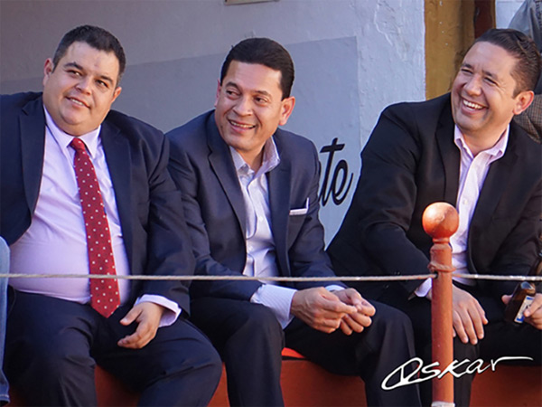 Juan Pablo, con las autoridades