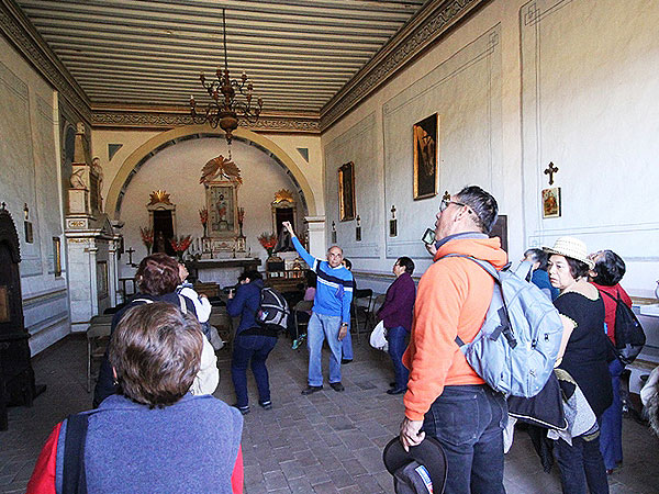 El profesor Rafael en la capilla