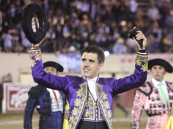 Guillermo, con un trofeo