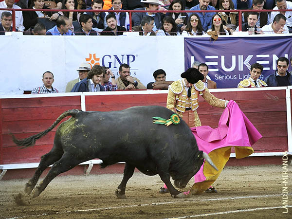 El Payo saluda a su primero