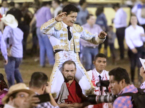 El Zapata, triunfo de dos orejas