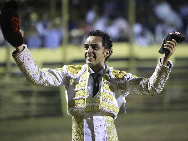 Una oreja en su primer fecha